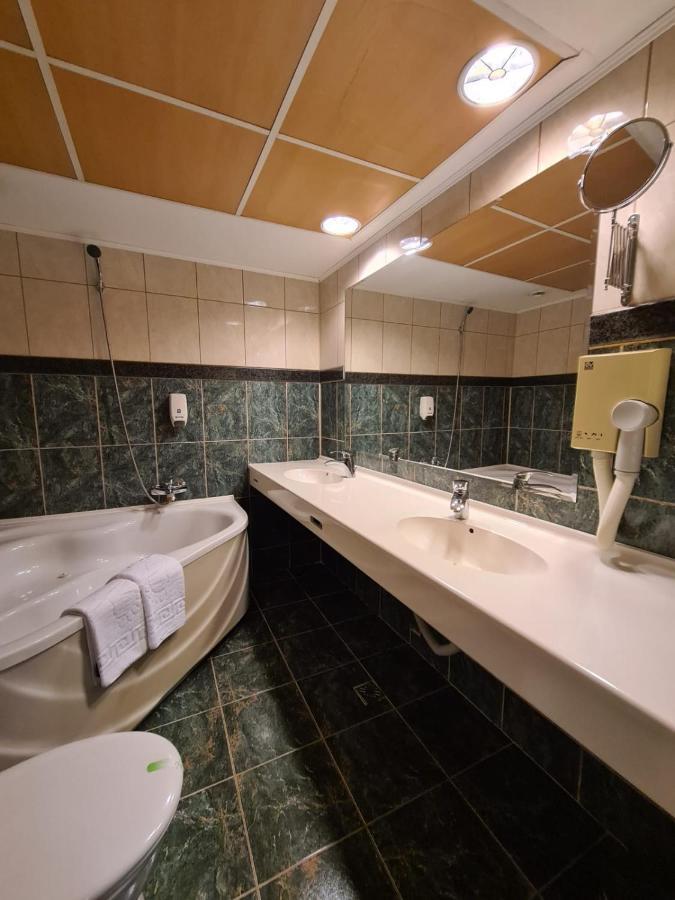 Hotel Mojo Boekarest Buitenkant foto